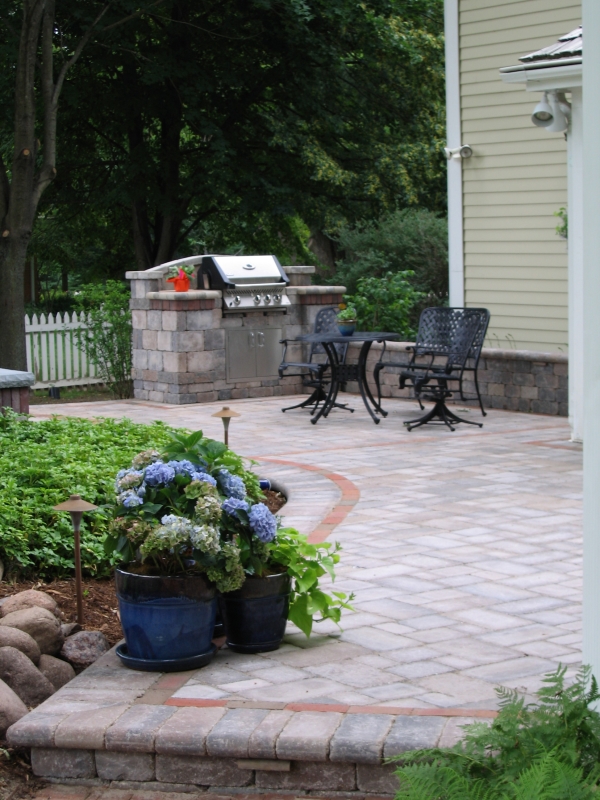 Mequon landscapers install beautiful outdoor kitchens